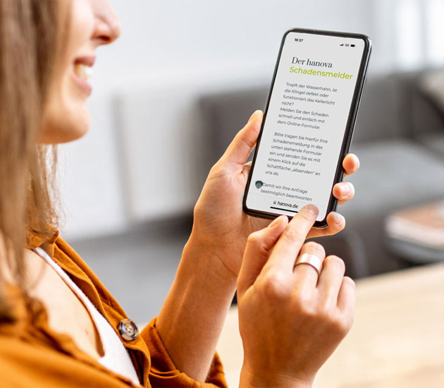 Eine Frau hält ein Smartphone in der Hand