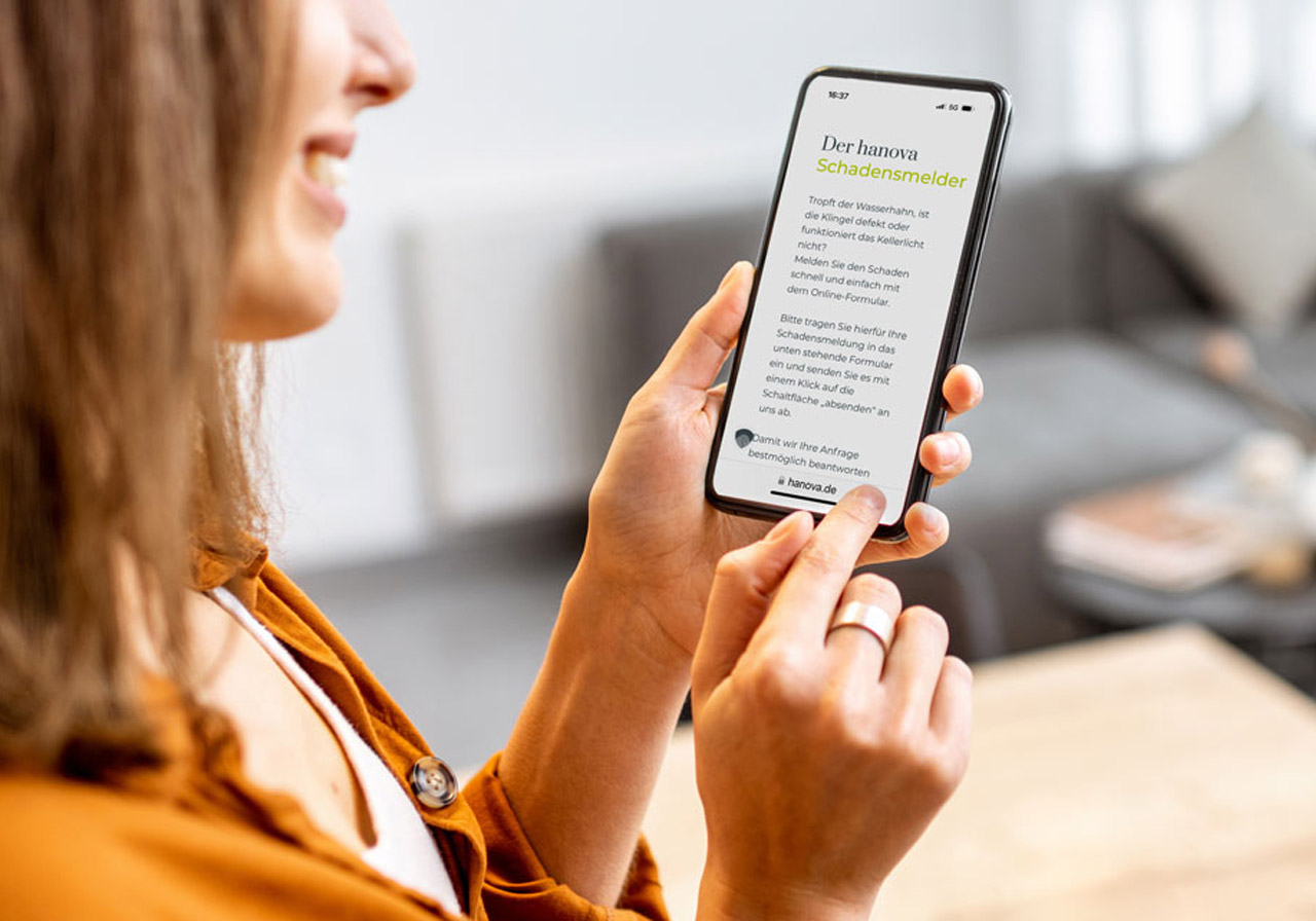 Eine Frau hält ein Smartphone in der Hand