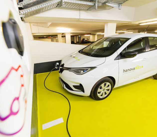 Auto wird an einer Ladestation geladen