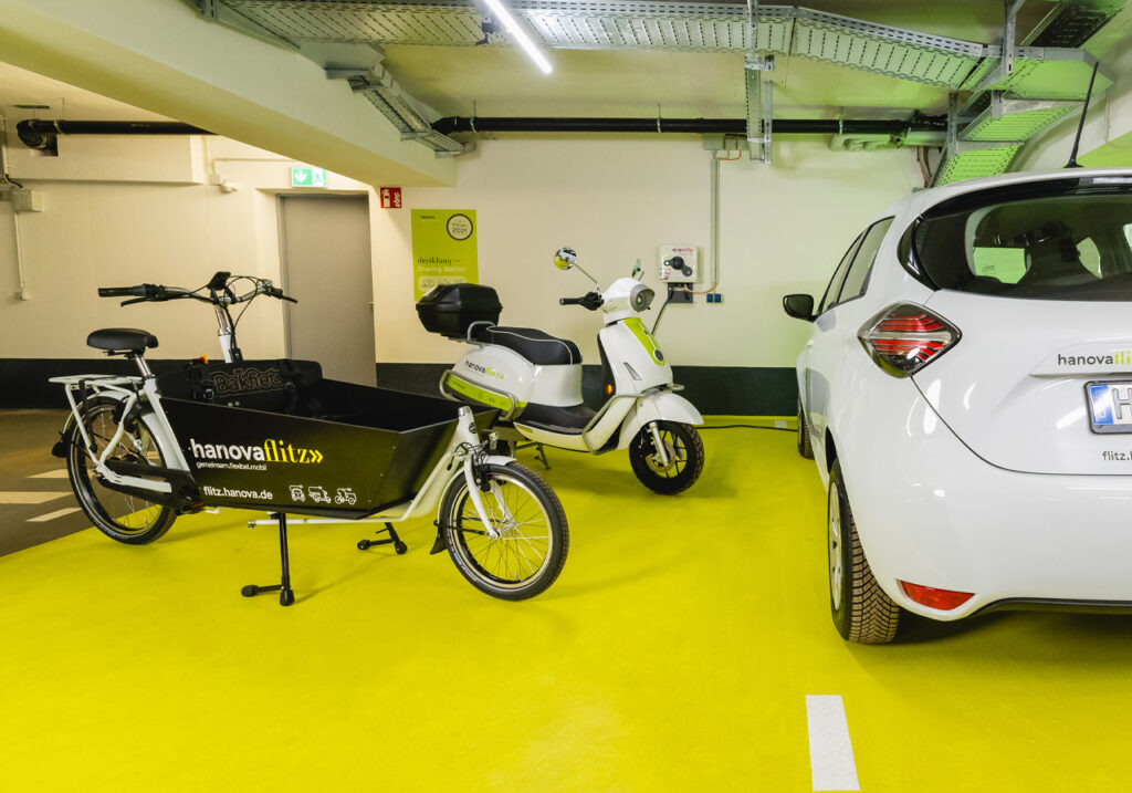 Drei Transportmittel stehen in einer Tiefgarage