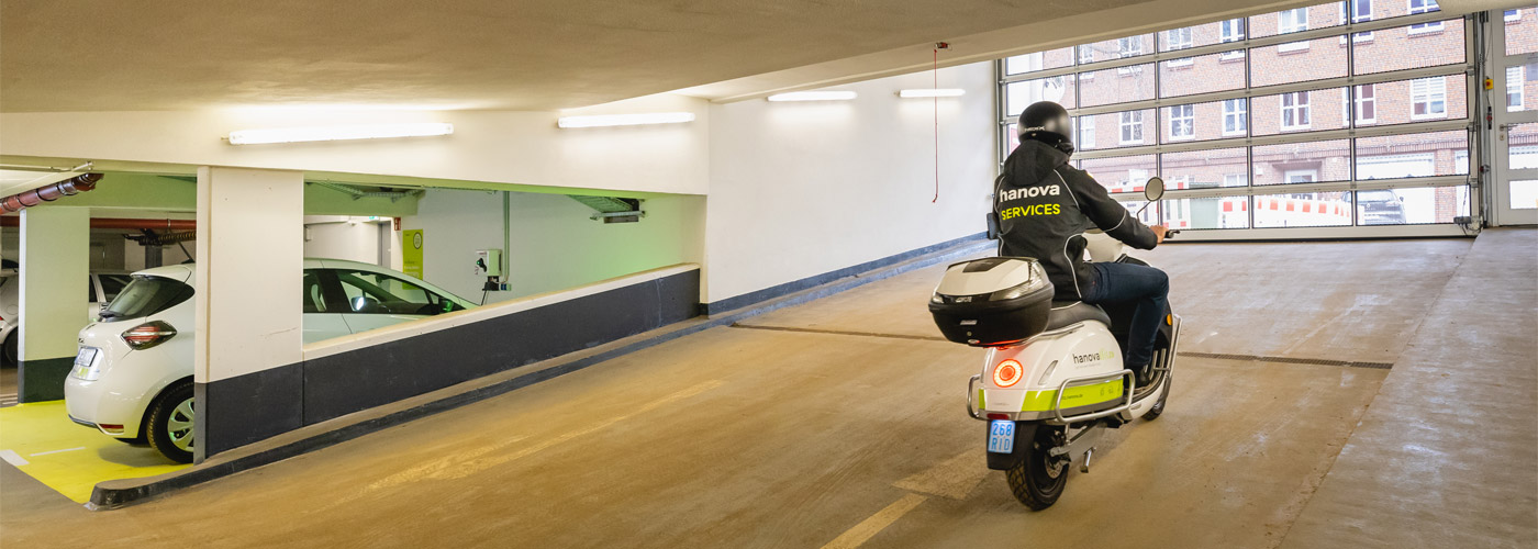 hanova SERVICES Mitarbeiter unterwegs auf einem Roller