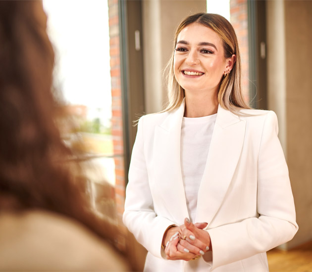 Frau im weißen Blazer