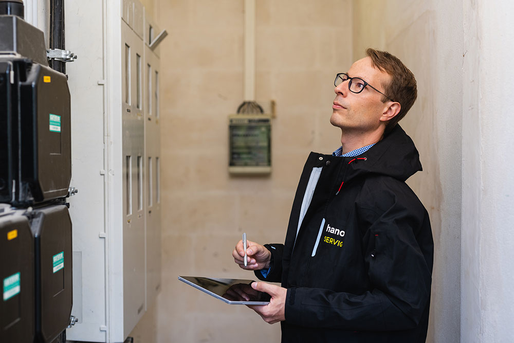 hanova SERVICES Mitarbeiter prüft Zählerstände