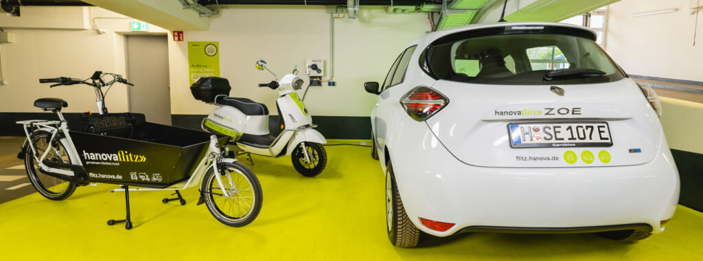 Drei Transportmittel in einer Tiefgarage