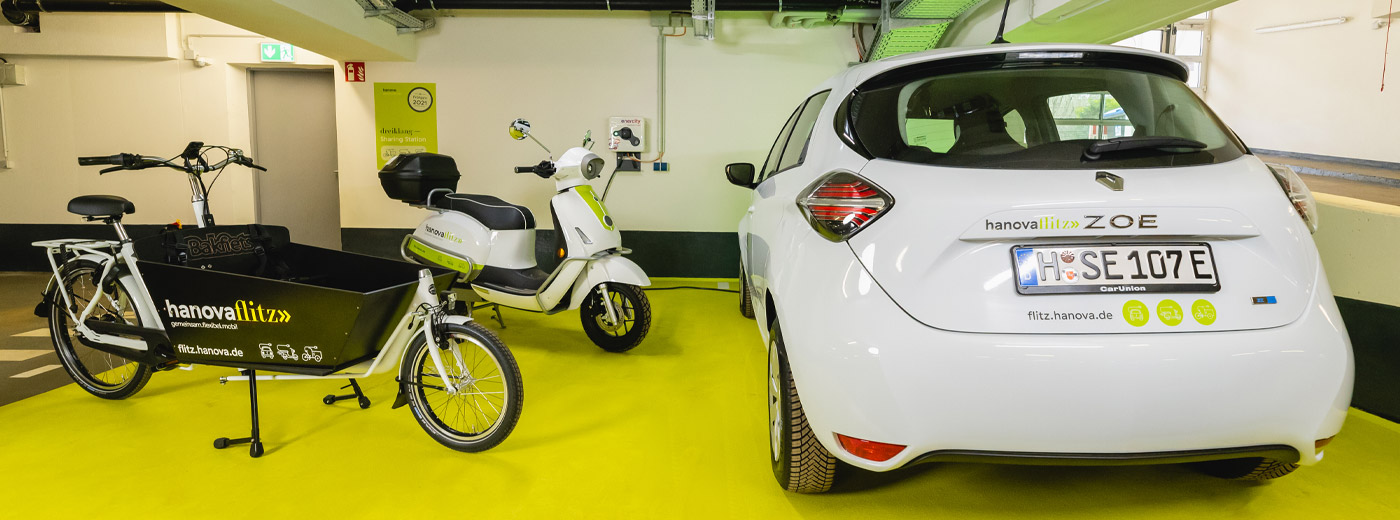 Drei Transportmittel in einer Tiefgarage