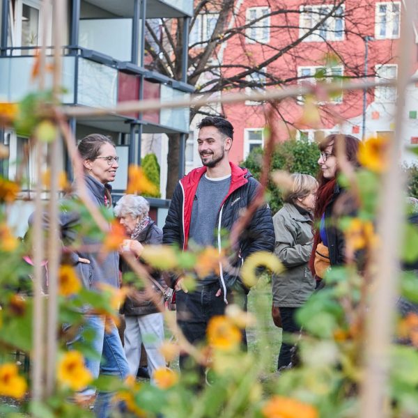 Eine Familie unterhält sich in einem Garten