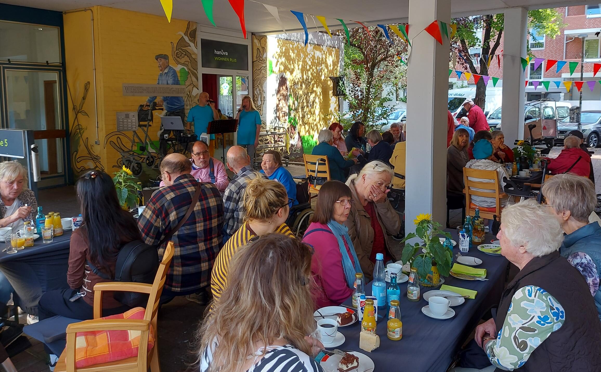 Eine große Gruppe isst gemeinsam bei einem Event