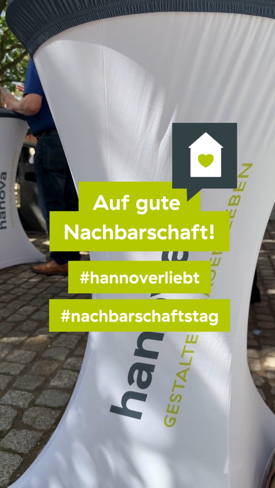 Nachbarschaft hat für jeden Menschen eine ganz individuelle Bedeutung. Für manche ist Nachbarschaft das Gefühl, gesehen zu werden. Für andere heißt Nachbarschaft, zusammenzuhalten, und für wieder andere bedeutet sie, Hilfe anzubieten.
So unterschiedlich wir sind, eines verbindet uns alle: Menschen b…