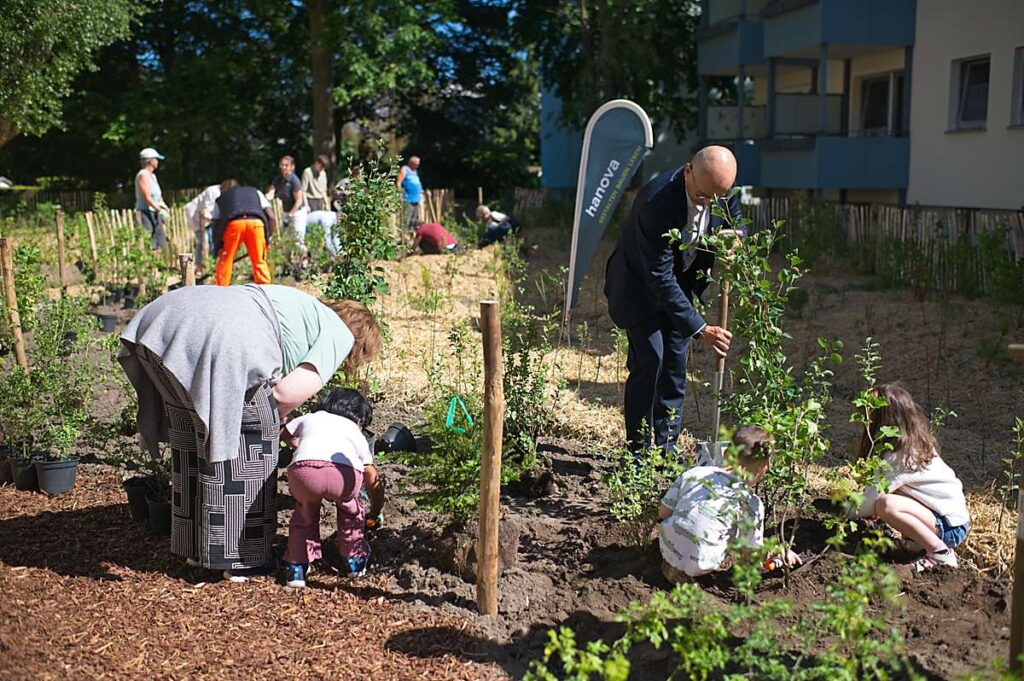 Eine gruppe bepflanzt gemeinsam einen Garten
