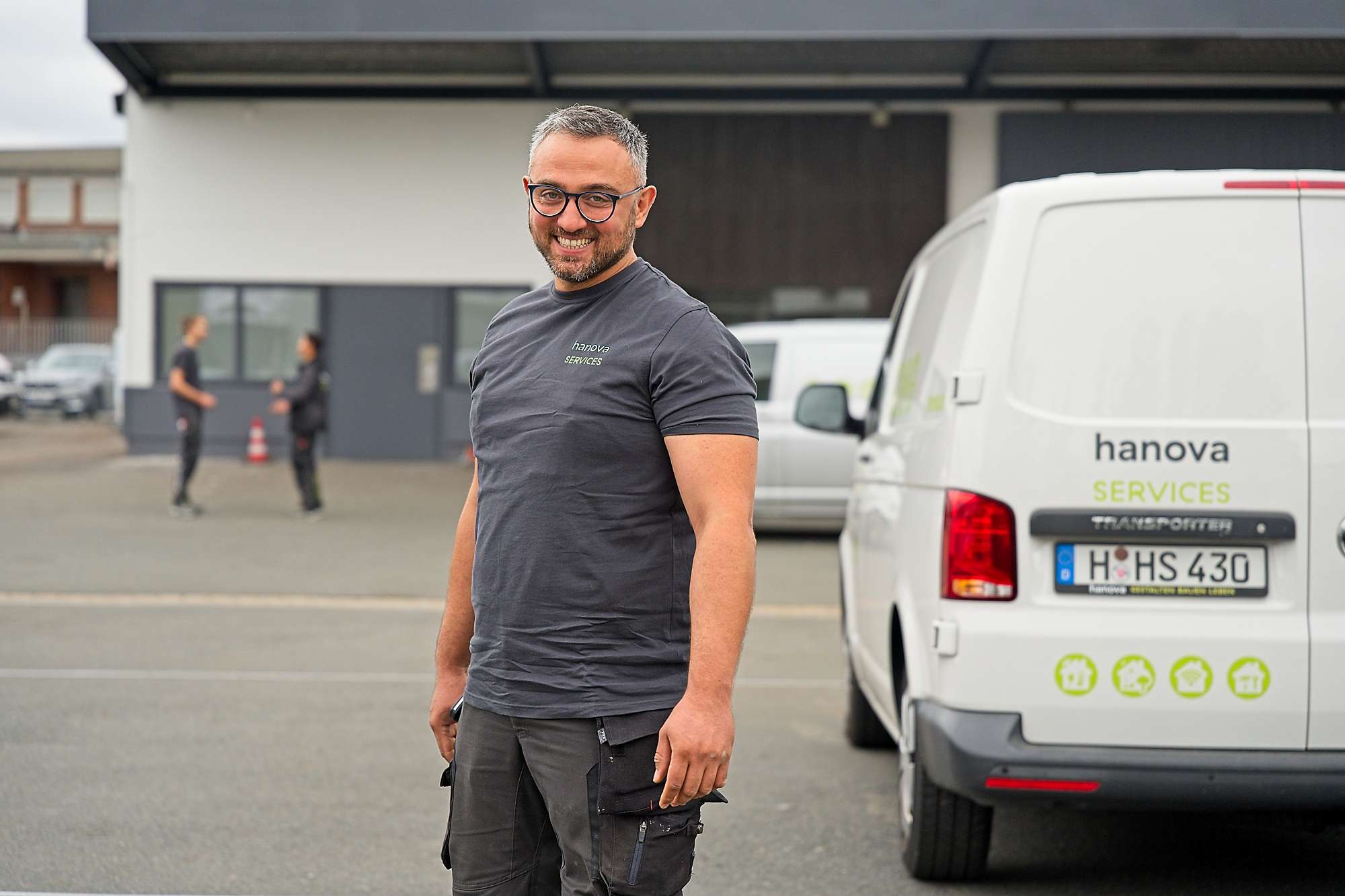 hanova SERVICES Mitarbeiter steht vor der Zentrale