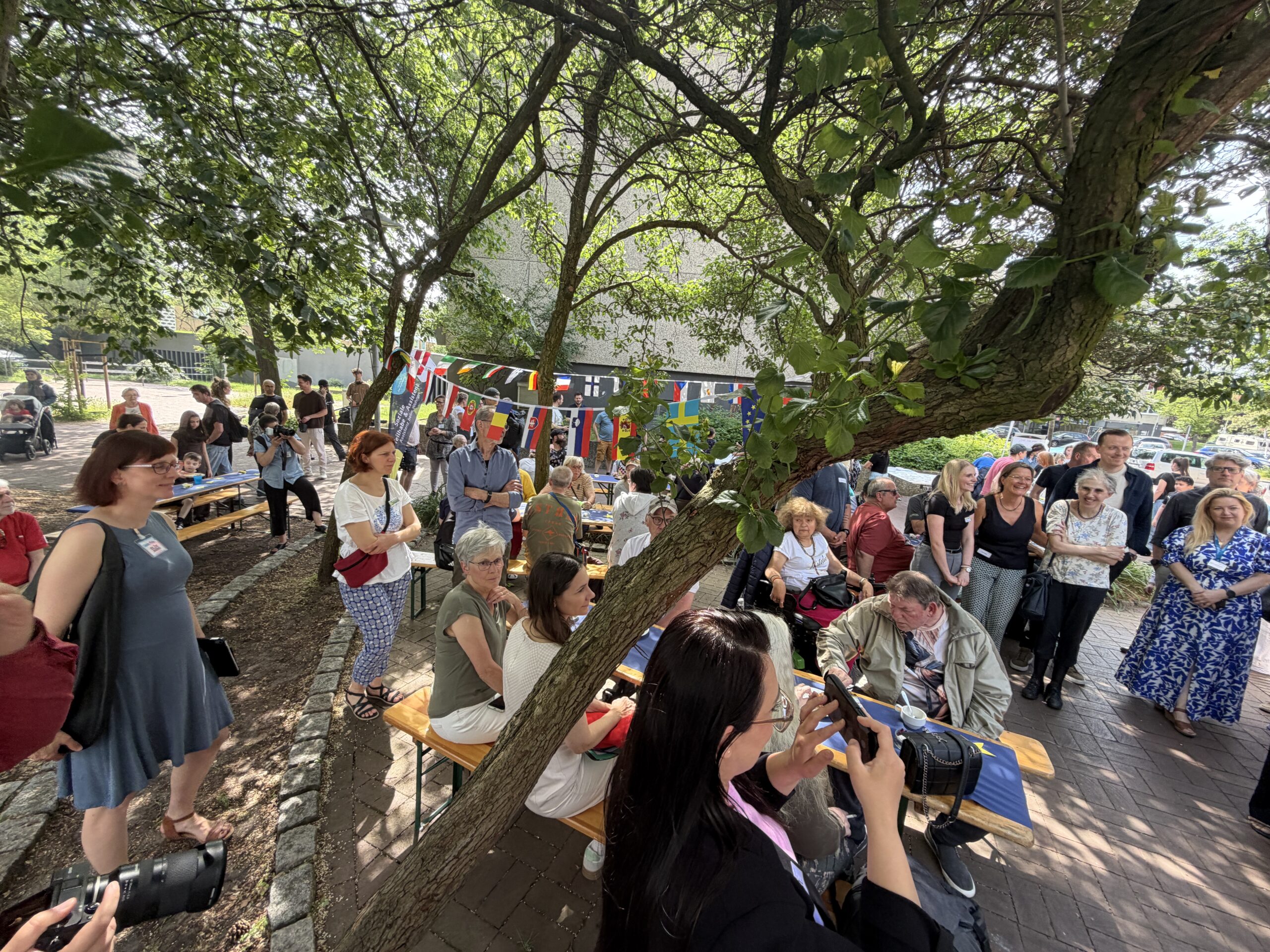 Mehrere Bewohner treffen sich für ein Fest