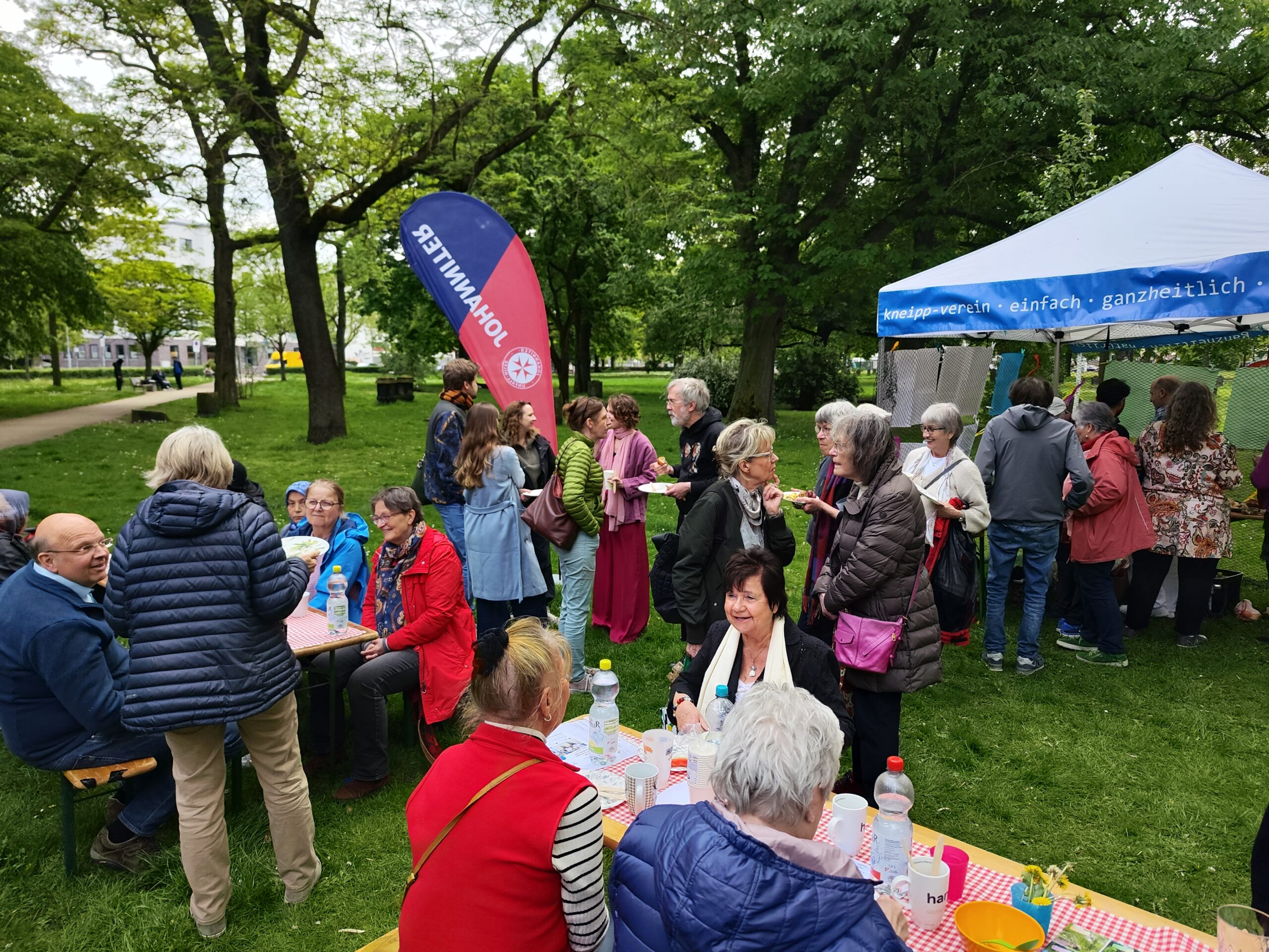 Eine große Gruppe triftt sich für ein soziales Event
