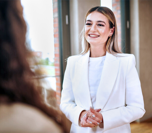 Frau im weißen Blazer