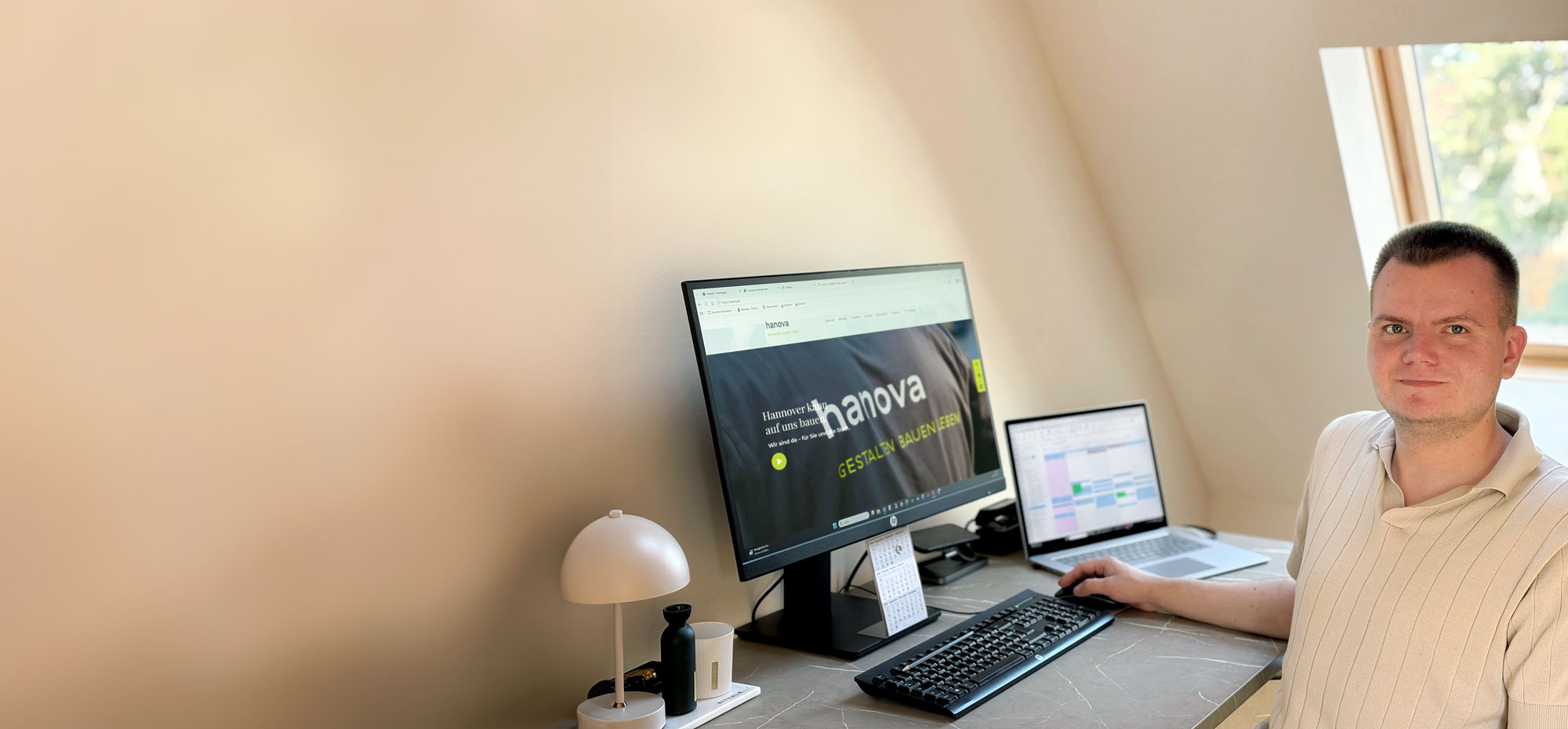 hanove SERVICES Mitarbeiter sitzt am Computer