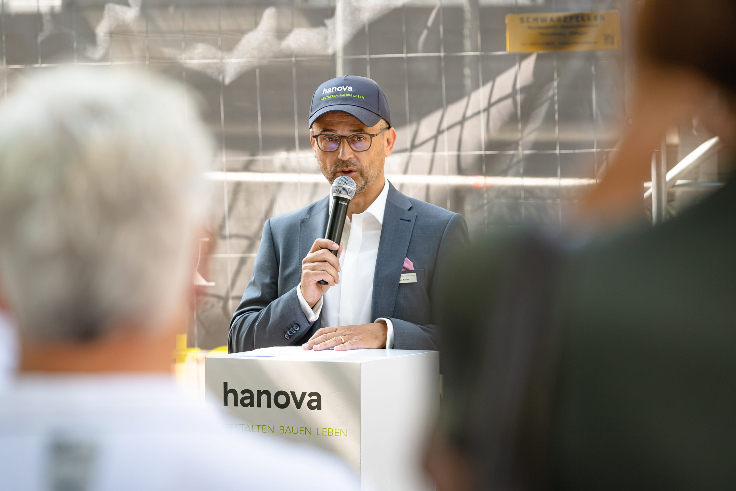 Pressesprecher hält eine Rede