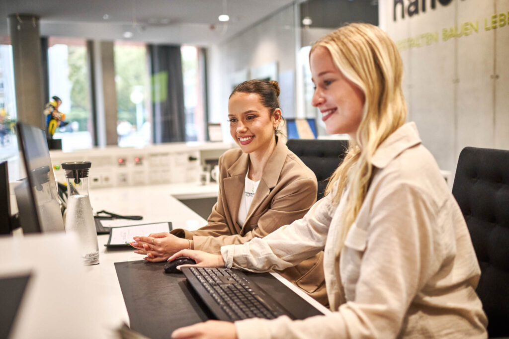 Zwei Frauen sitzen im Büro und arbeiten am Computer