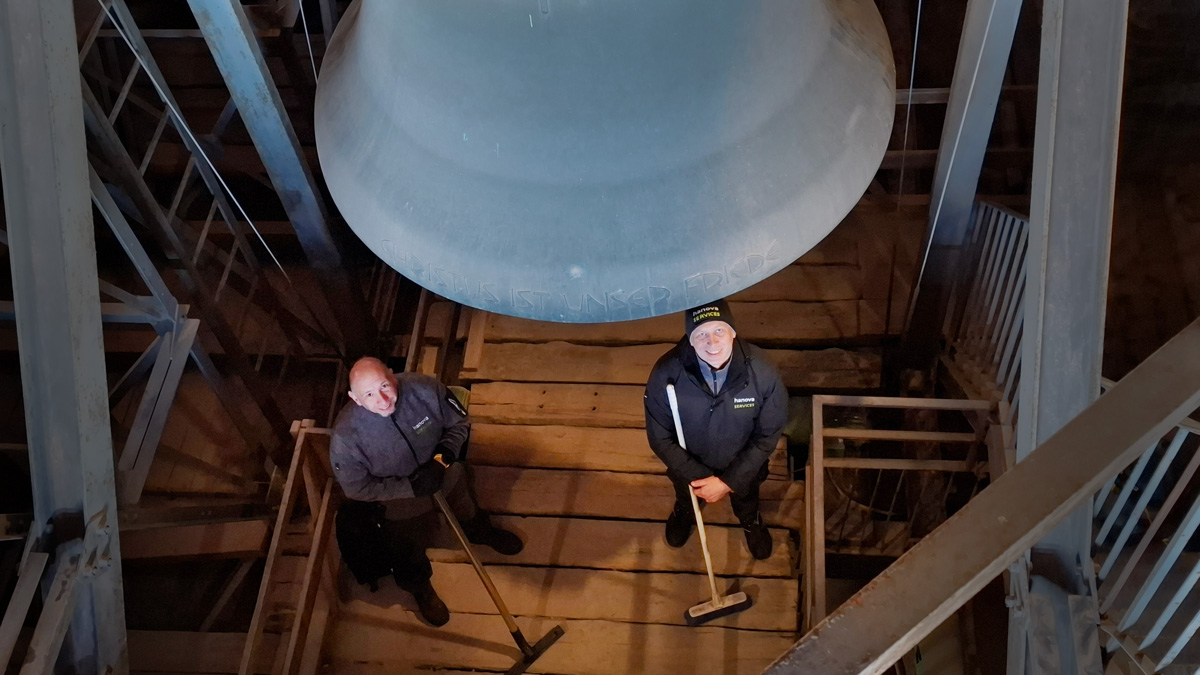 20260318_131306-kl hS Mitarbeitende reinigen ehrenamtlich den Marktkirchturmreinigung